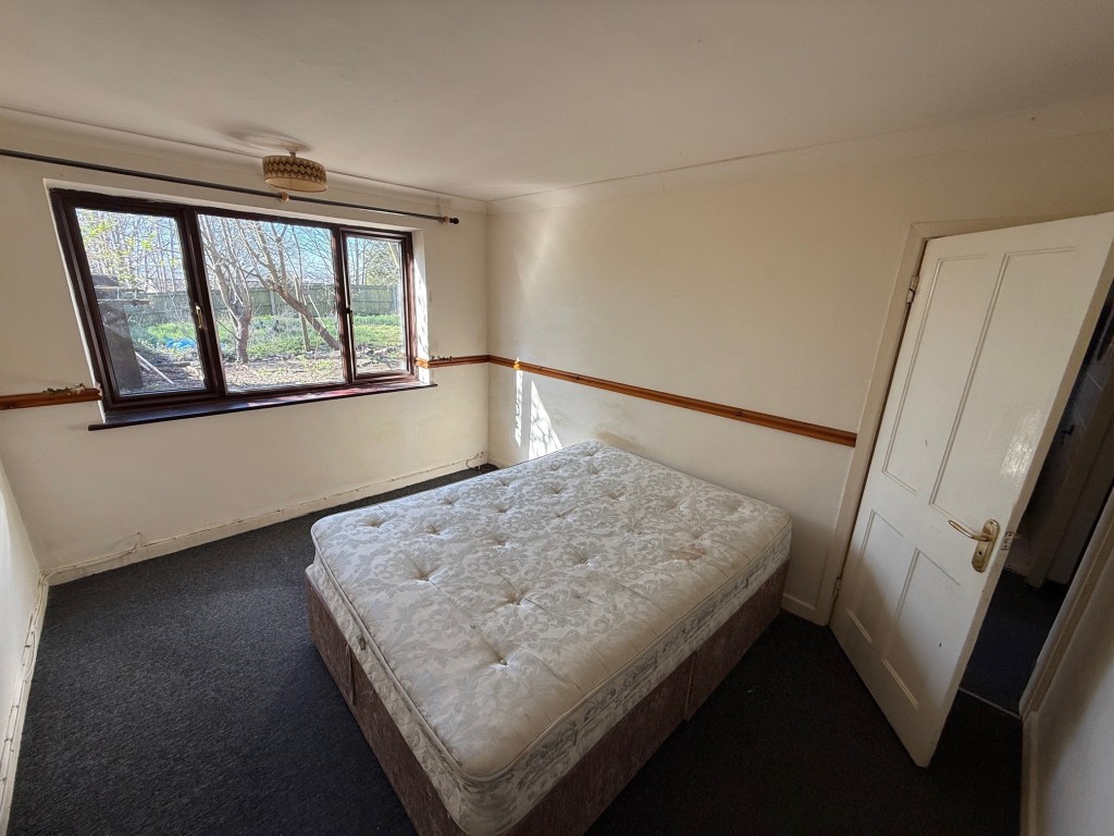 Lot: 177 - TWO-BEDROOM GROUND FLOOR MAISONETTE WITH GARDEN - Bedroom 2